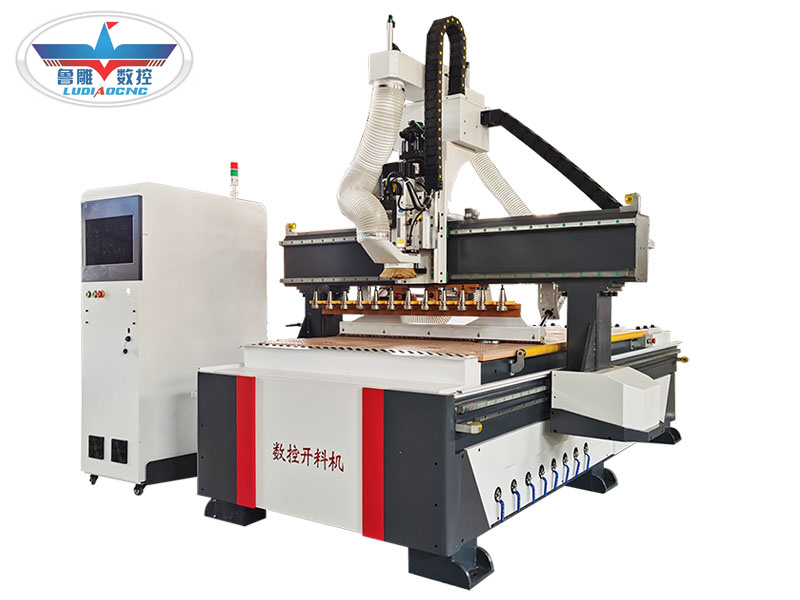 員工操作數(shù)控木工開(kāi)料機(jī)時(shí)的安全應(yīng)該如何保障